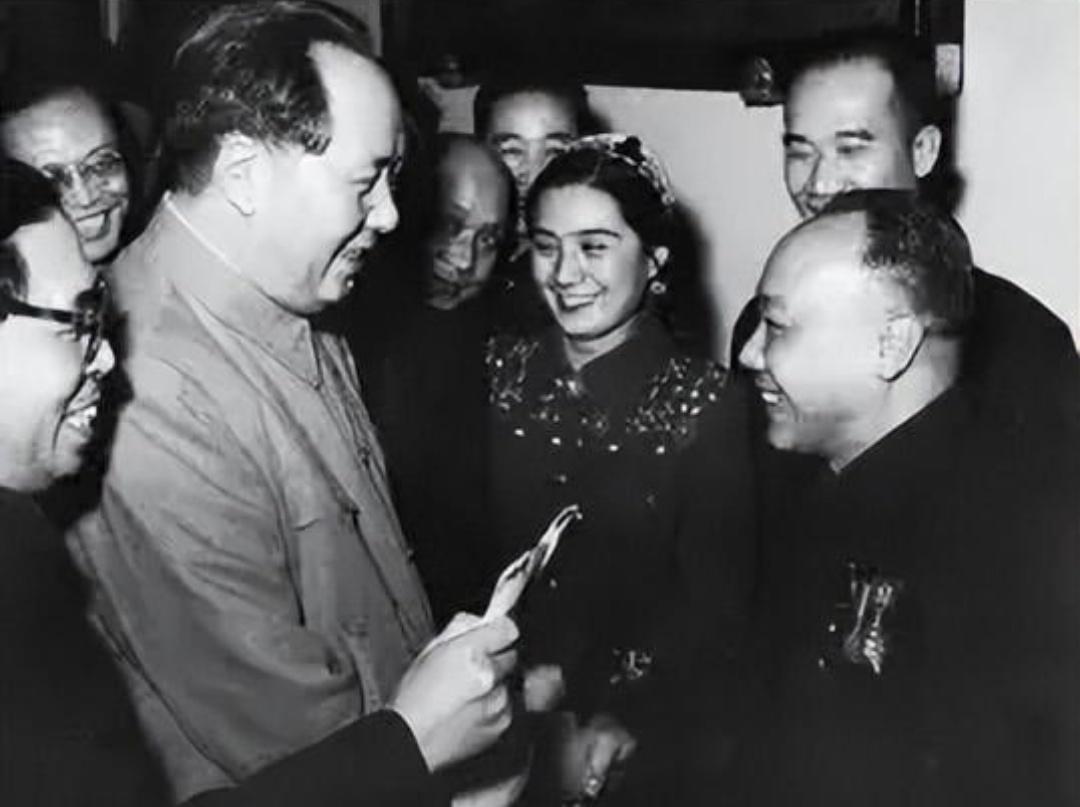 毛主席请侯宝林喝酒，据说他喝了一斤多，剩的半瓶揣在大褂里带回家。毛主席一生