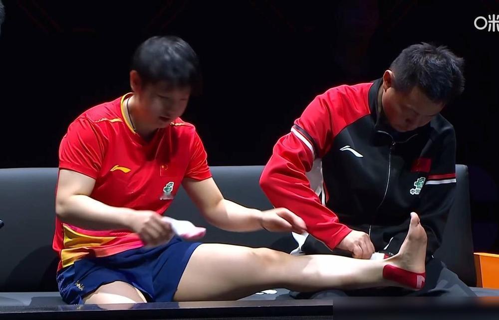 不光球迷懵了，解说也懵了：第一次见孙颖莎因为身体不适在赛场上使用医疗暂停，并且退