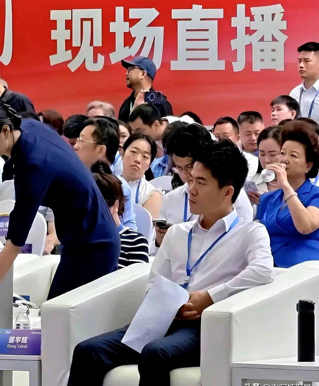 CCTV2财经频道4分钟的报道“与辉同行”创始人董宇辉直播之路[赞]董老师刚从广