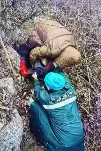 生死绝壁20小时！青岛大珠山悬崖上演极限救援，16人冰阶抬担架嘶吼狂奔撼动全网