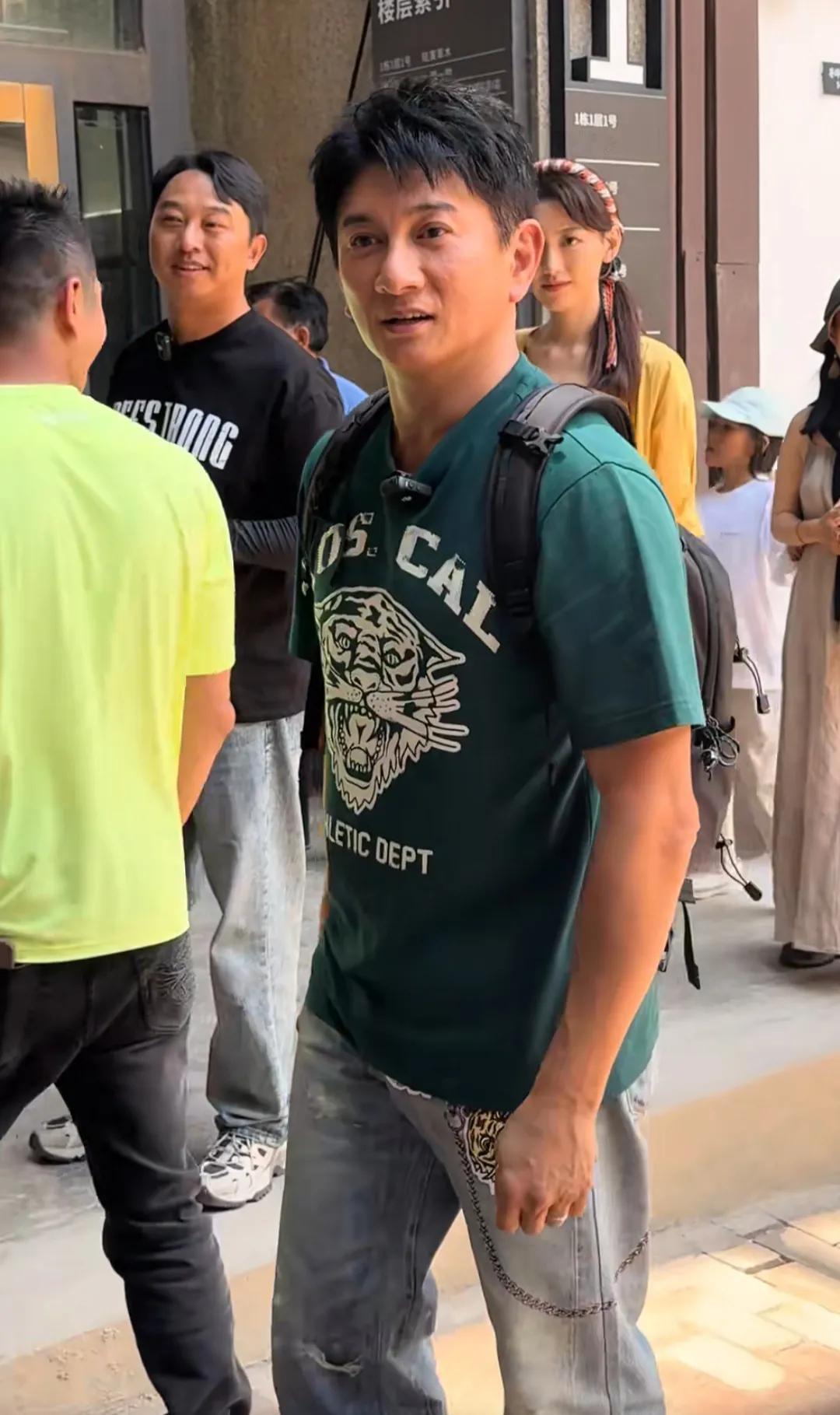 吴奇隆见粉丝在拍他，他主动上前打招呼并和粉丝开玩笑。感觉他很亲切还很幽默。真是