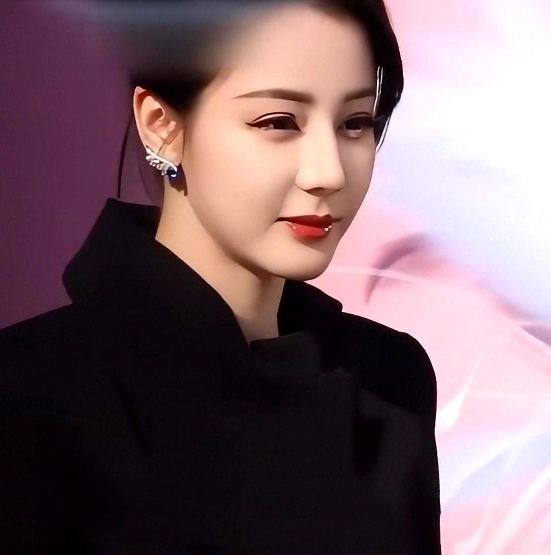 迪丽热巴出道11年，住酒店，不开伙，一个行李箱就是全部家当。她不是买不起，她是