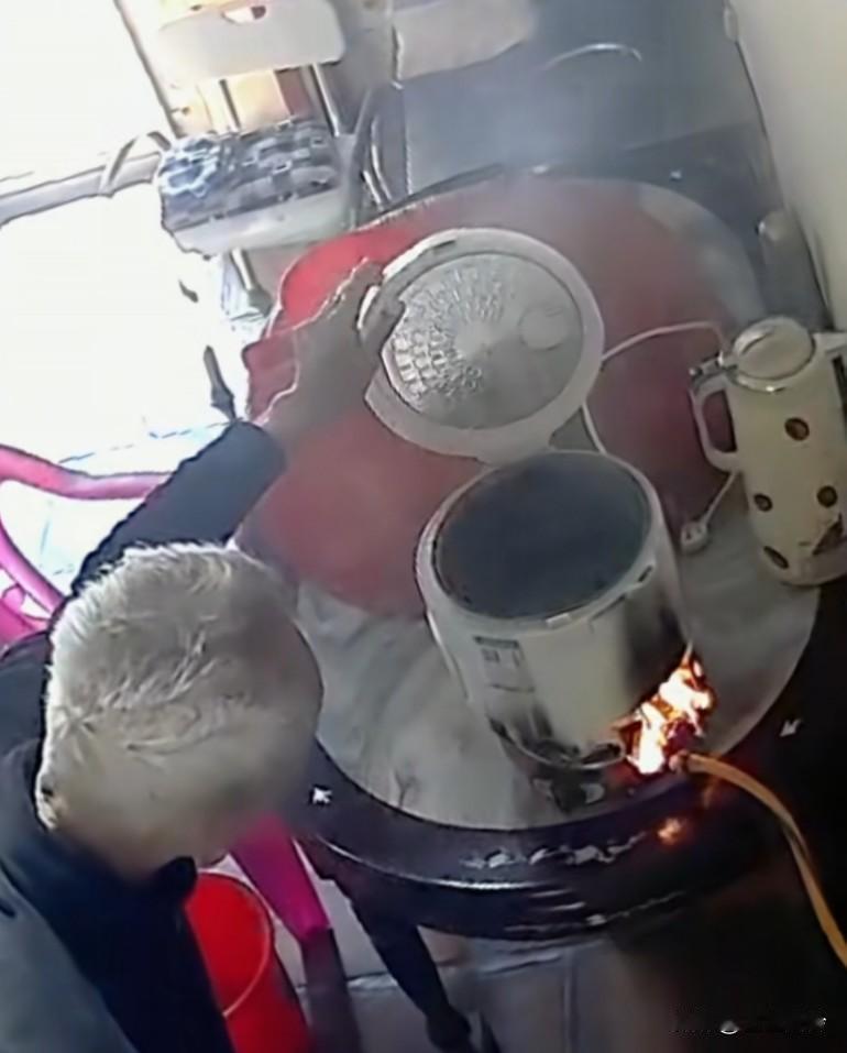 年轻人不在家，老人患老年痴呆，拿煤气灶煮电饭锅，人老了活着就是渡劫！老年痴呆就