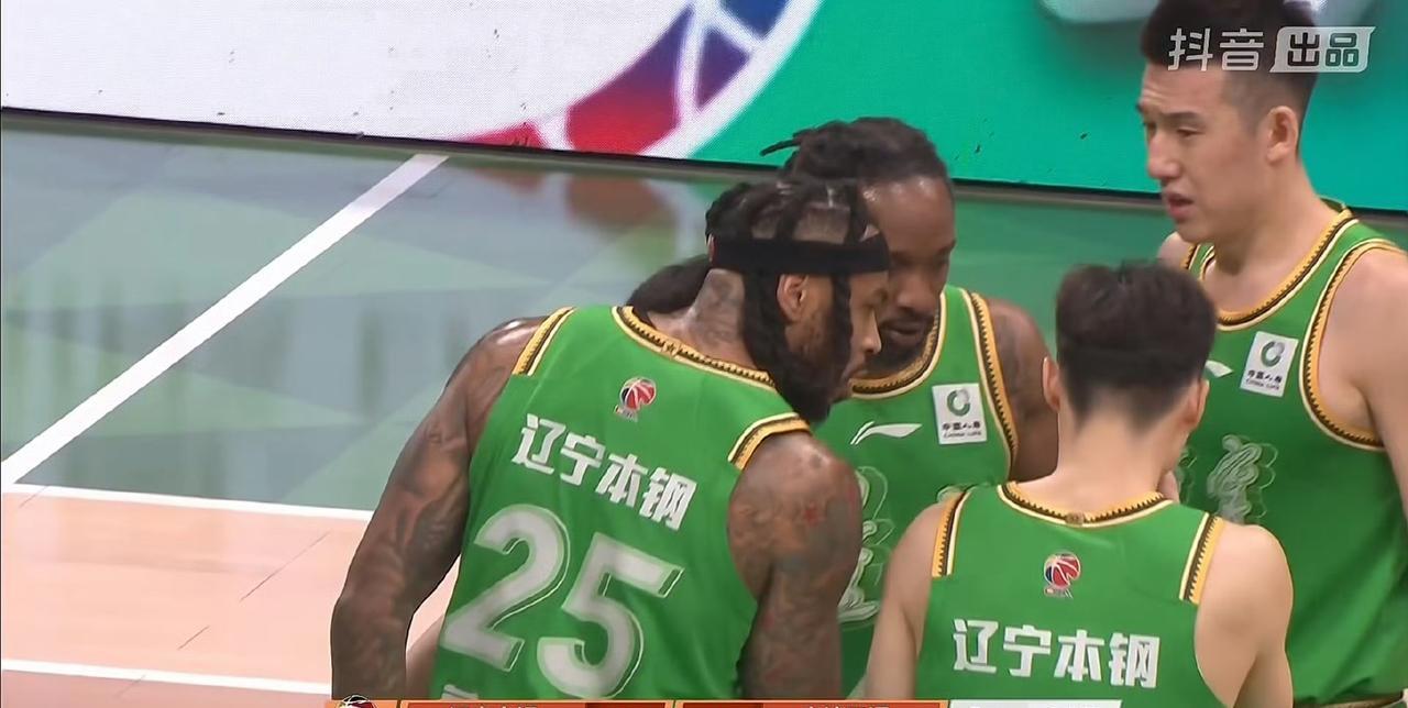 细节看能力，杨鸣治军有方！辽宁队打球有开短会的习惯，就和欧洲俱乐部一样，战术纪律