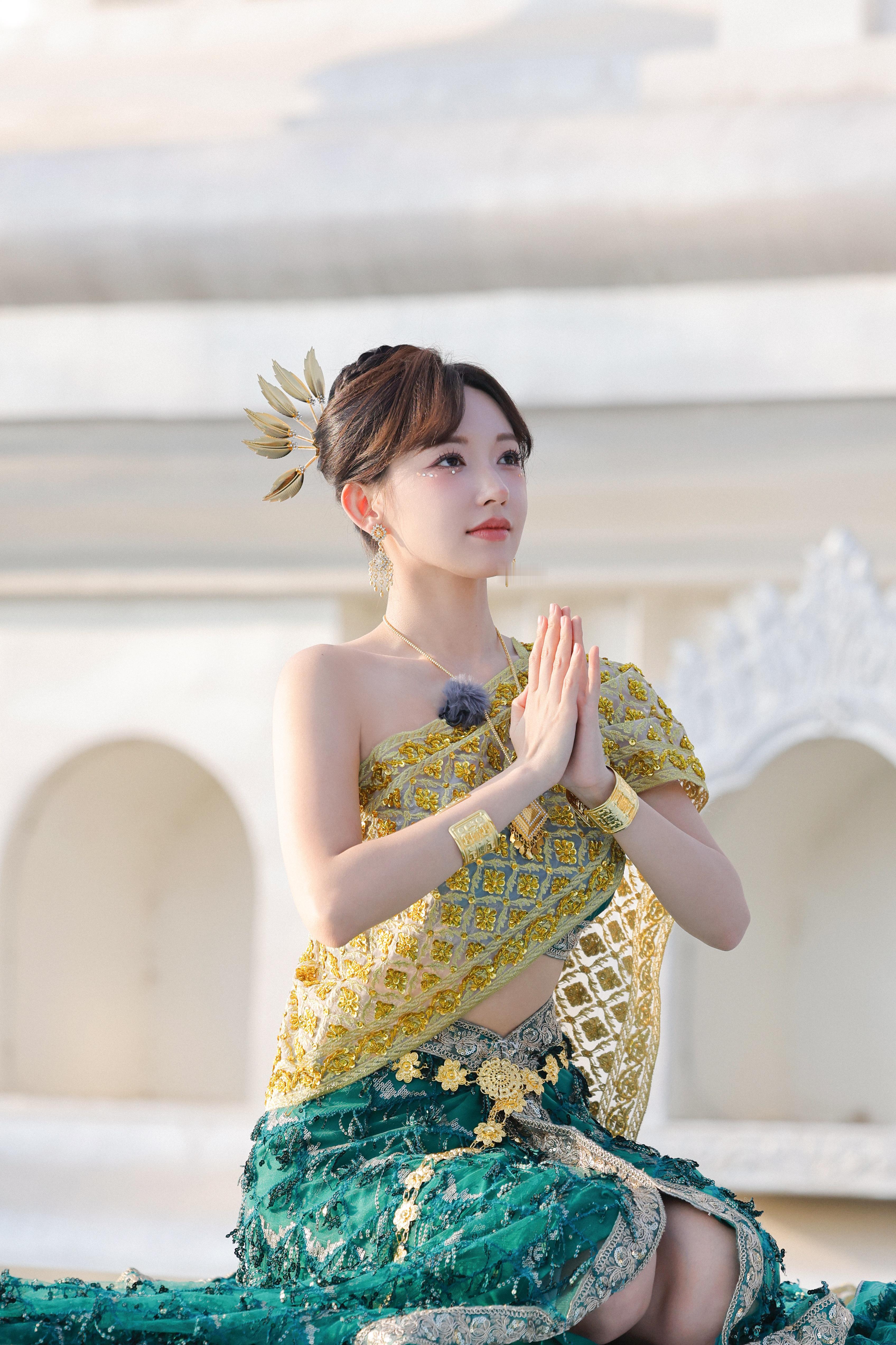 程潇程晨姐妹傣族造型程潇《是女儿是妈妈2》最新傣族造型，看着像跳孔雀舞的衣服🦚
