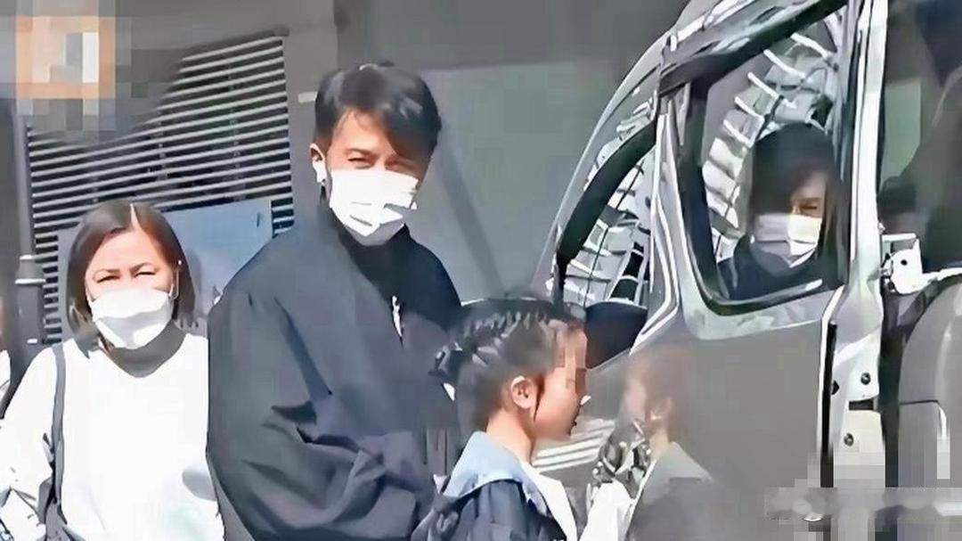 刘恺威这女儿奴当得绝！小糯米都12岁啦，那腿型跟杨幂年轻时一模一样，又细又直。刘