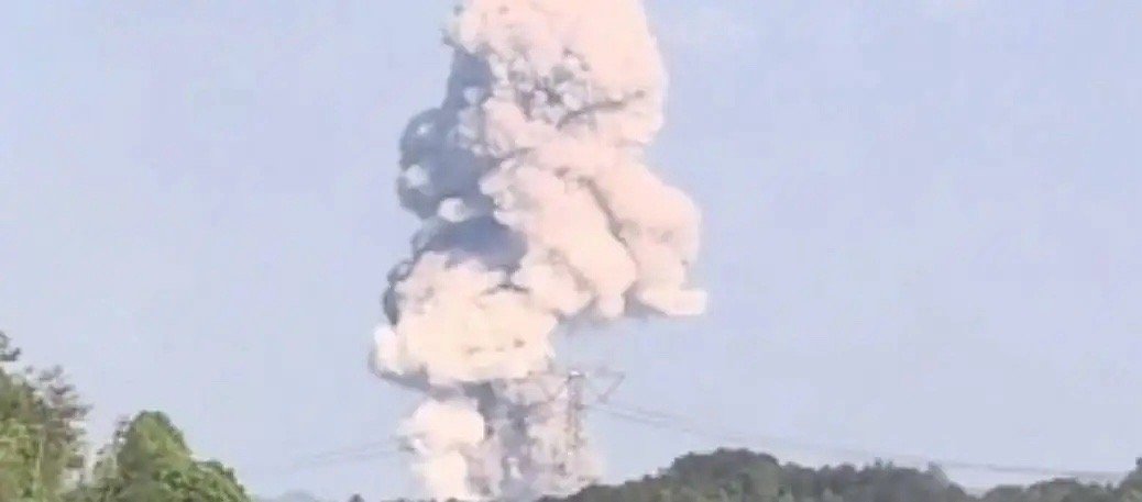 有个浏阳工人，在爆炸那一秒救了自己的命。不是因为他跑得快，也不是因为他运气好，就
