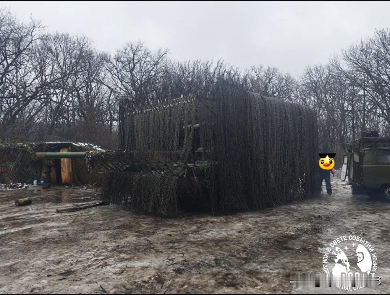 🇷🇺俄罗斯武装部队的T-72B3坦克上出现了一种不寻常的无人机格栅。