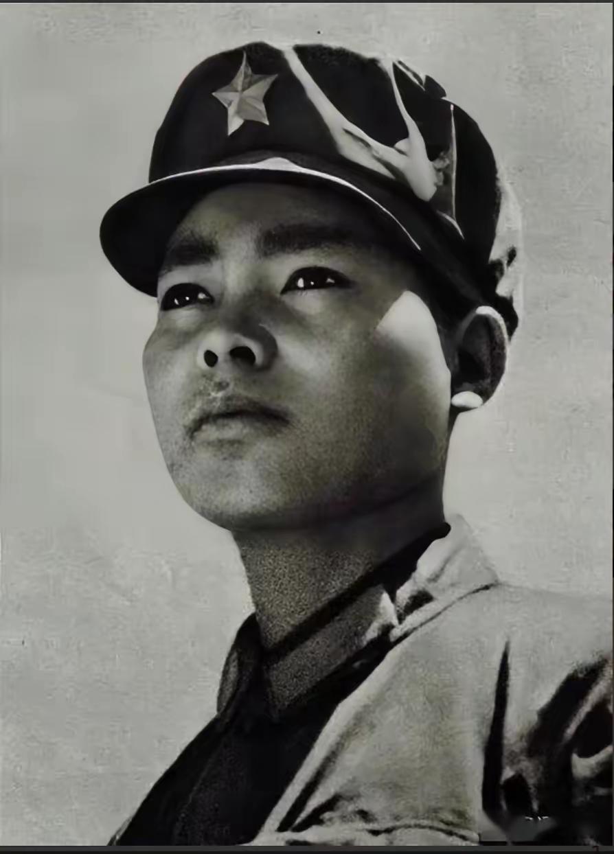 1979年，19岁战士岩龙，一人消灭56名越军，捡到一件战利品，不幸的是，他因将