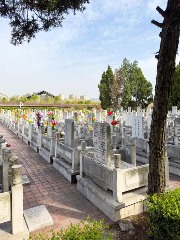 对于那些收入不高的家庭而言，公墓价格下降简直是一场及时雨。以往他们可能为了给亲人