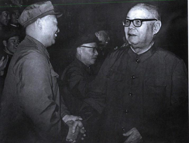 1976年，军委副主席叶剑英元帅，在人民大会堂亲切接见了空军政委张廷发，张廷发是