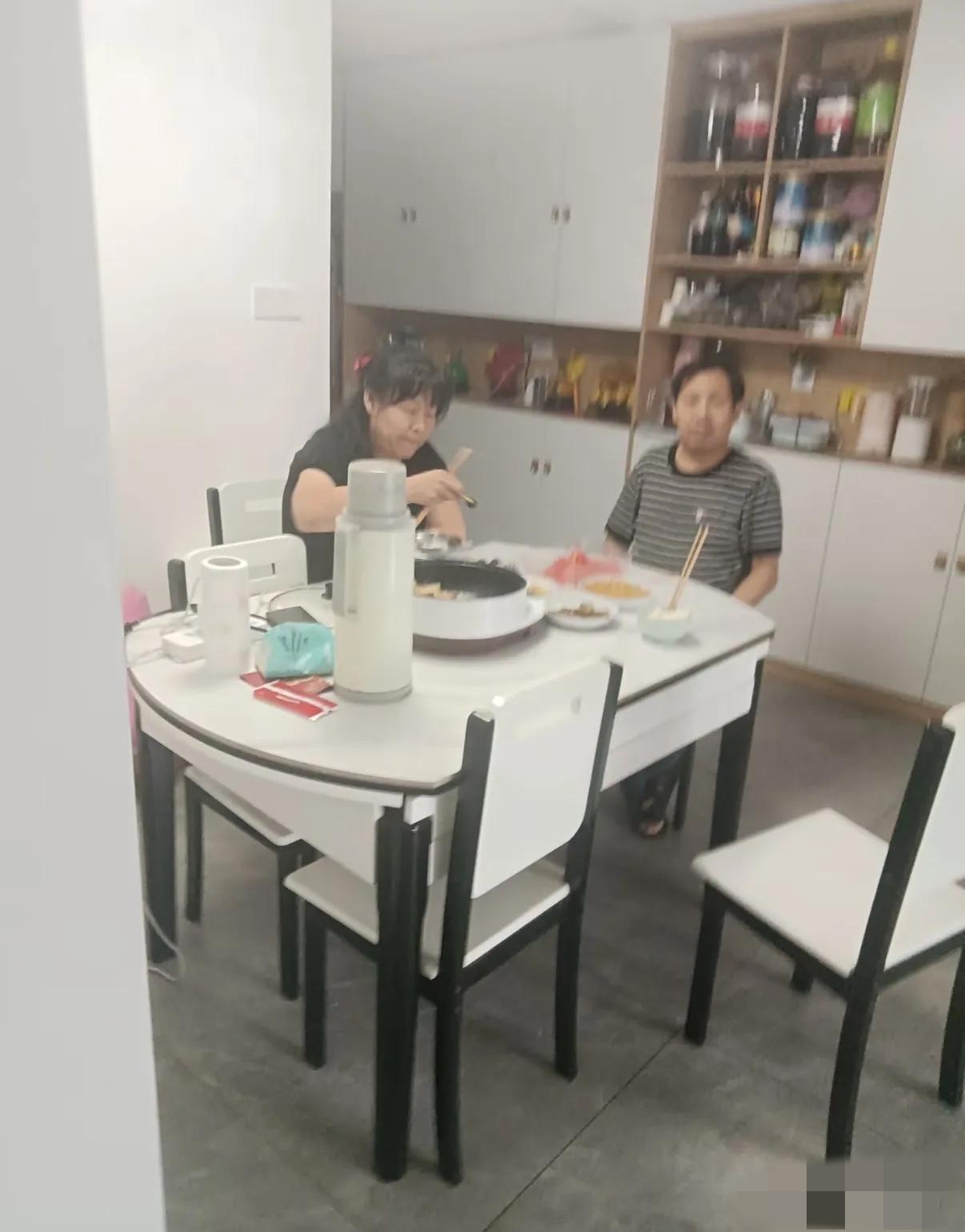 江苏省有这么一个女子，长得非常漂亮。婚后这12年，她没挣过一分钱。整天吃喝玩乐