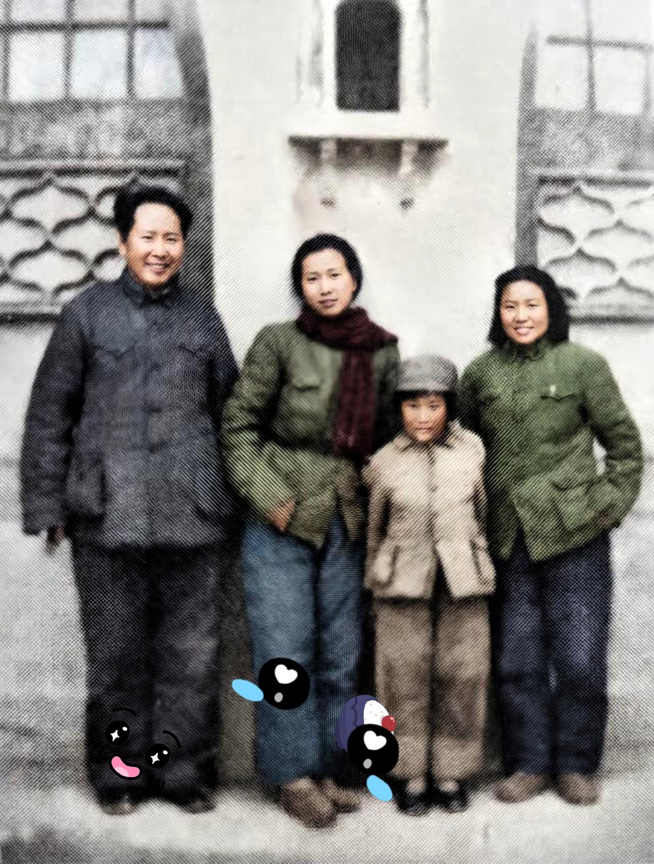 1947年转战陕北前，一张合影定格了最动人的一幕。细看照片里李讷裤子上那两块大