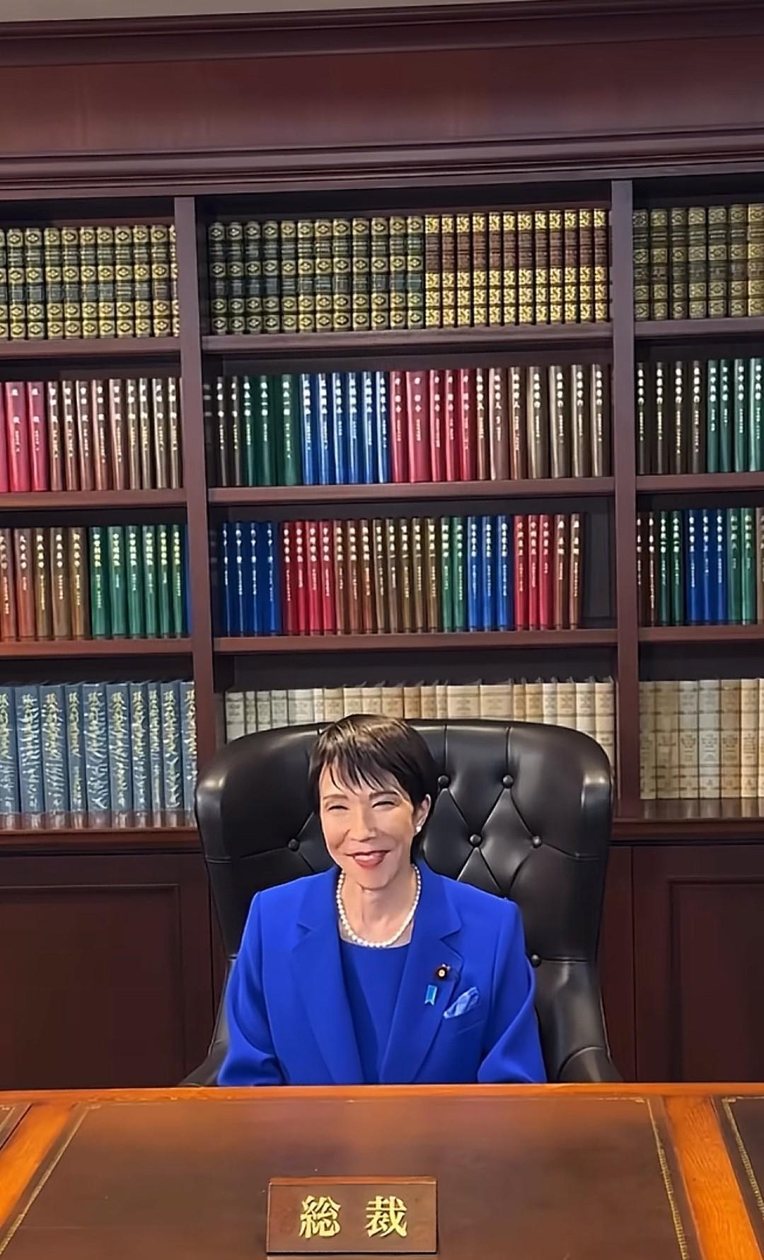日本自民党总裁办公室看着有点搞笑！只见高市早苗坐在自民党总裁办公室，前面桌签写着