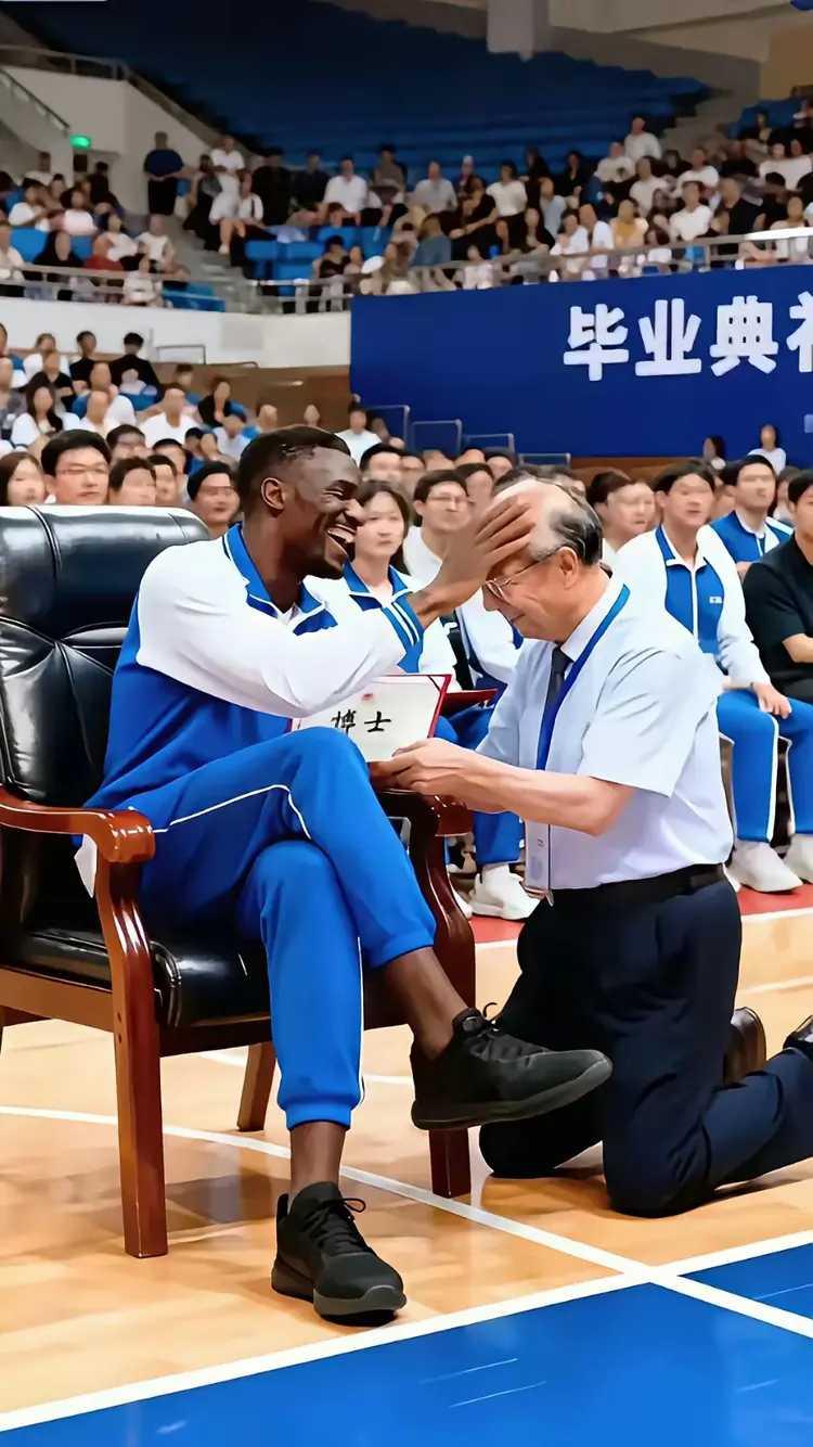 这位博士翘着二郎腿，大大咧咧坐着，摸着跪在他面前给他颁发证书领导的头，嘻皮笑脸的