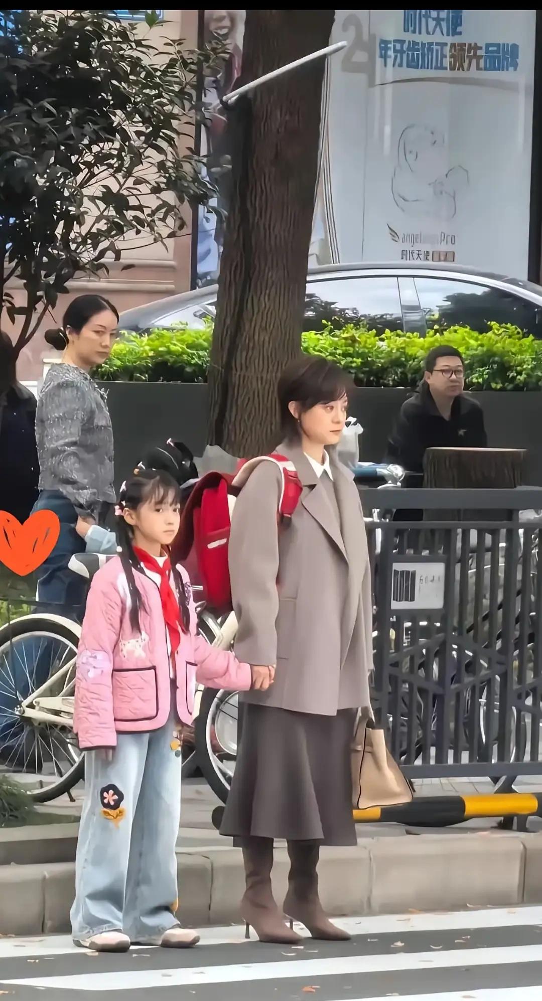 “娘娘”真的是朴实无华。送女儿上学，太接地气了。