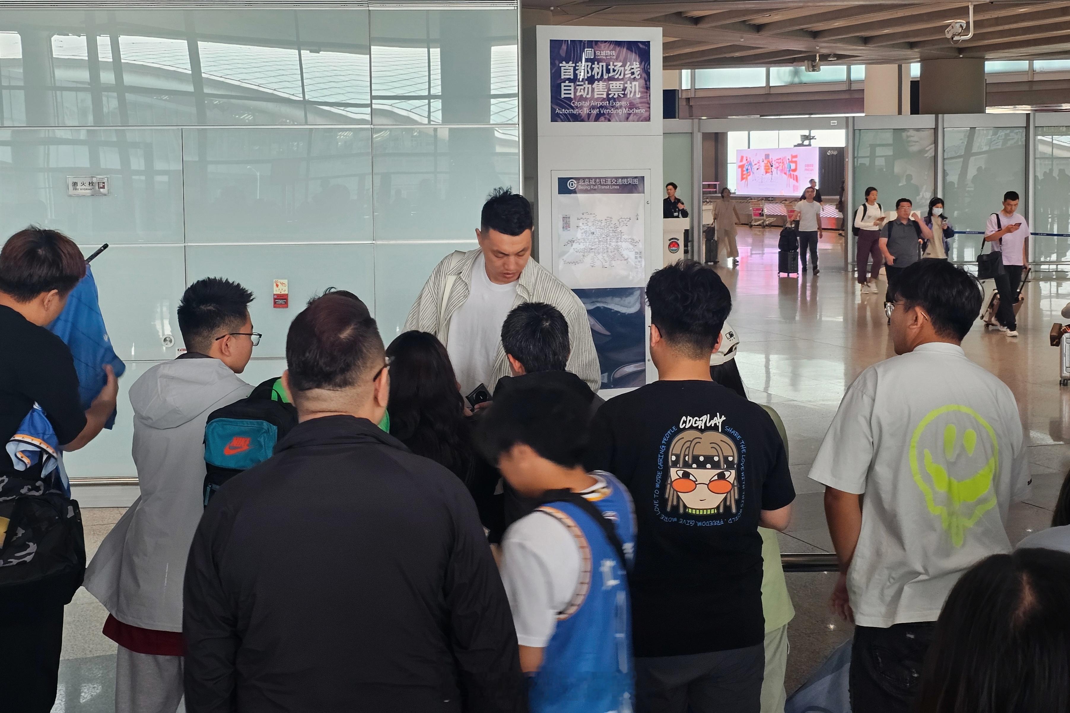 北京首钢队回京，探长正好也到了，看到球迷会球迷自发来到机场接机，他们拉着条幅喊着