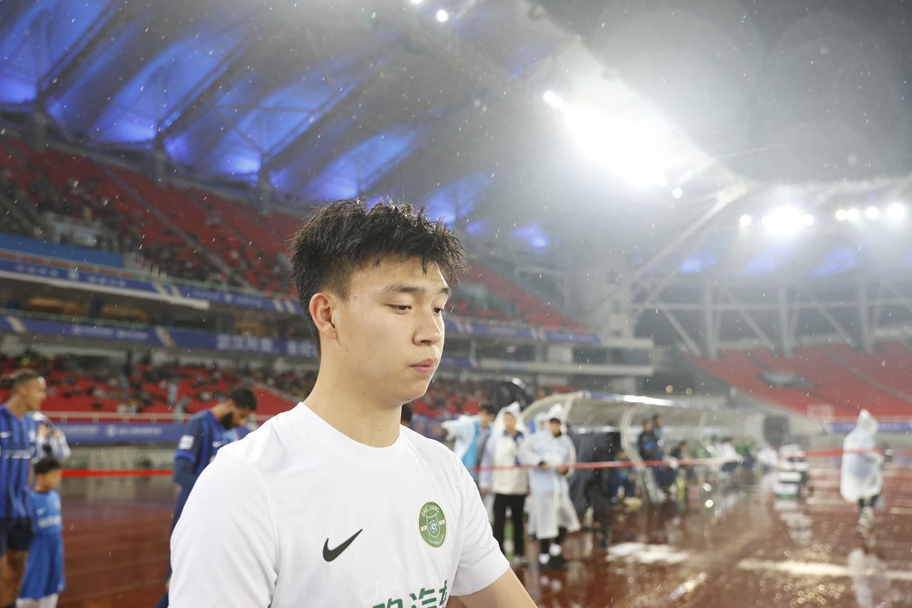 真的看不明白了，王钰栋到底行不行？在刚刚结束的中超第七轮一场比赛中，浙江队客