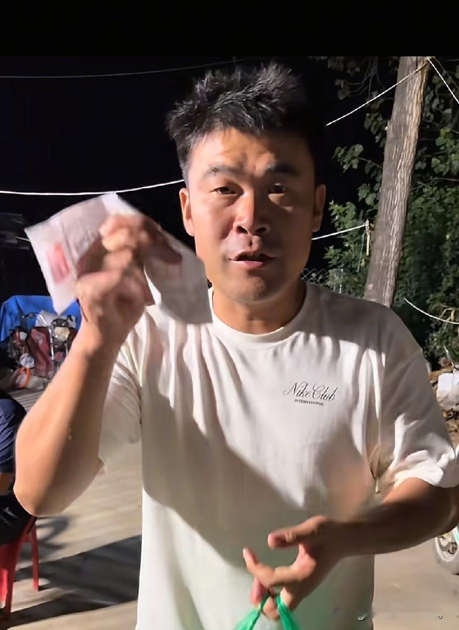 小故事！这半熟自从拿到王老六的钱，立马就飘了，先是买了二十只鸡，昨