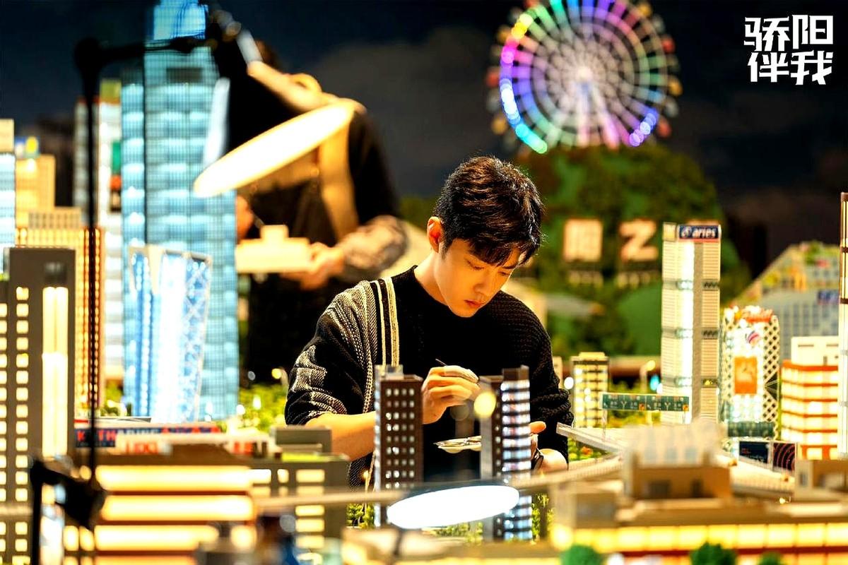 2024年1月,横店片场。肖战蹲在地上磨一块假玉玺,一磨就是仨小时。道具