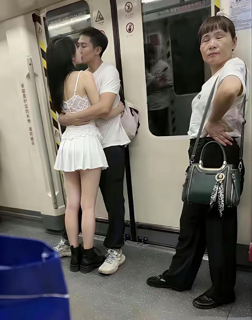 现在的人，只要自己不尴尬，尴尬的就是别人。旁边的老奶奶也看不下去了，只能闭眼避开