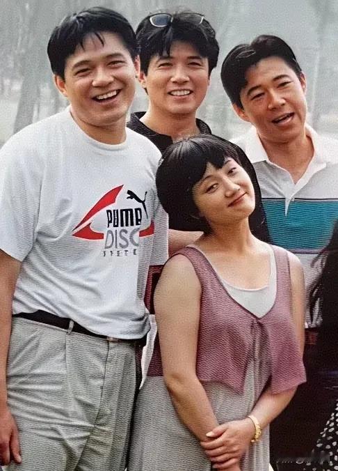 我们都被“骗”了，邓婕原来这么矮。电视镜头真的可以视觉上拉长人物比例，弥补邓