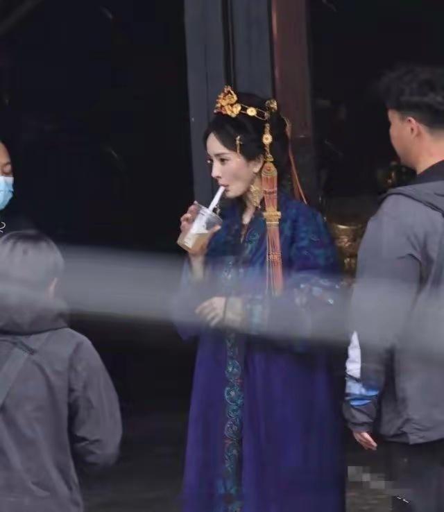 没想到杨幂这么有钱的大咖，会喝这么廉价的咖啡品牌，实在是想不通。​​​