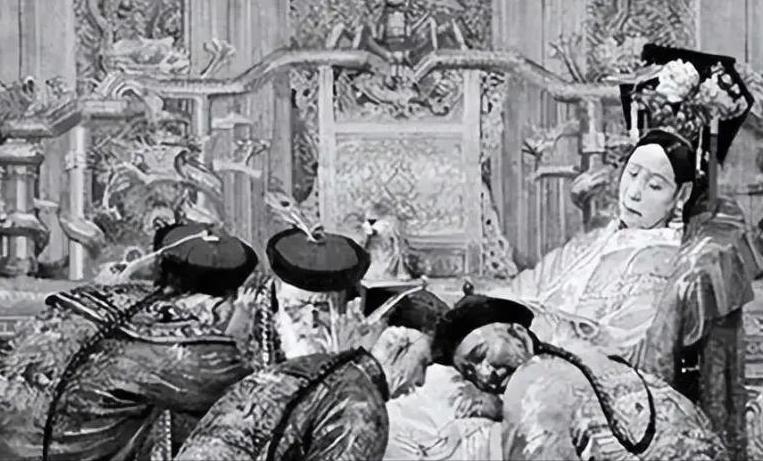 1928年，当盗墓贼撬开慈禧太后的棺椁，她口中那颗夜明珠仍在黑暗中幽幽发绿。可