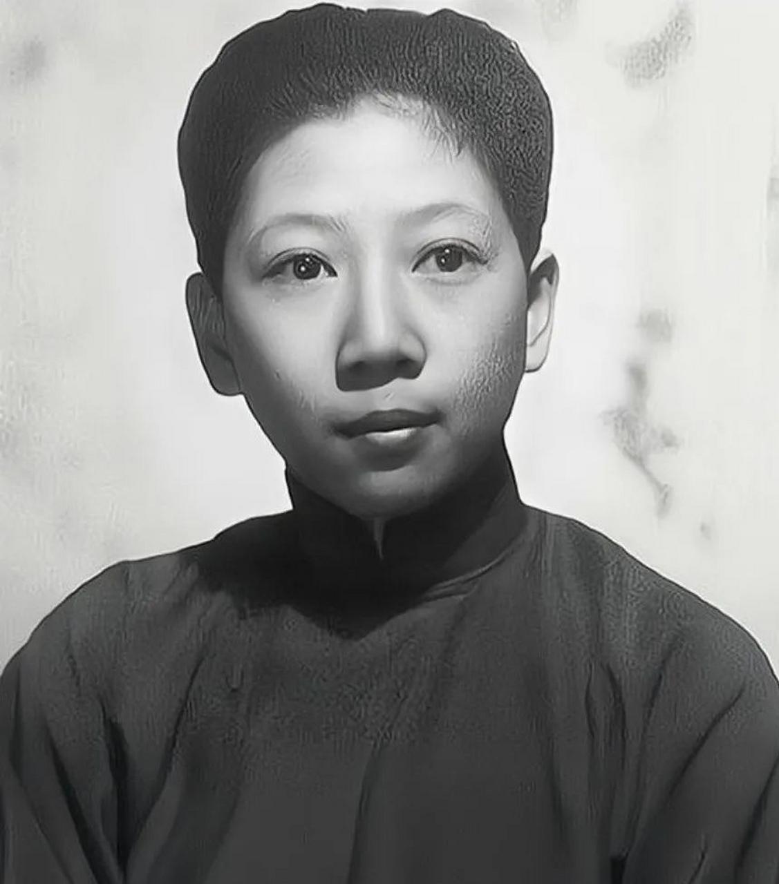 1946年，孔令俊换上女装逛街，却被龙云的儿子调戏，她大怒，就拔枪而射，龙云的儿