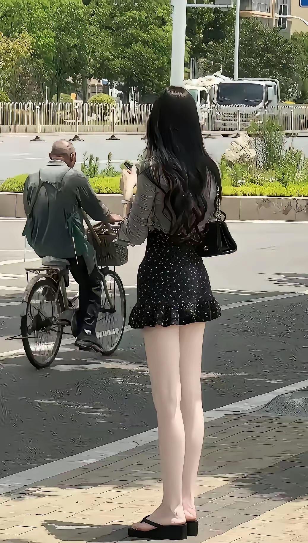 【极致美感，呈现美腿的波点短裙】一条黑色波点短裙，展示傲人的