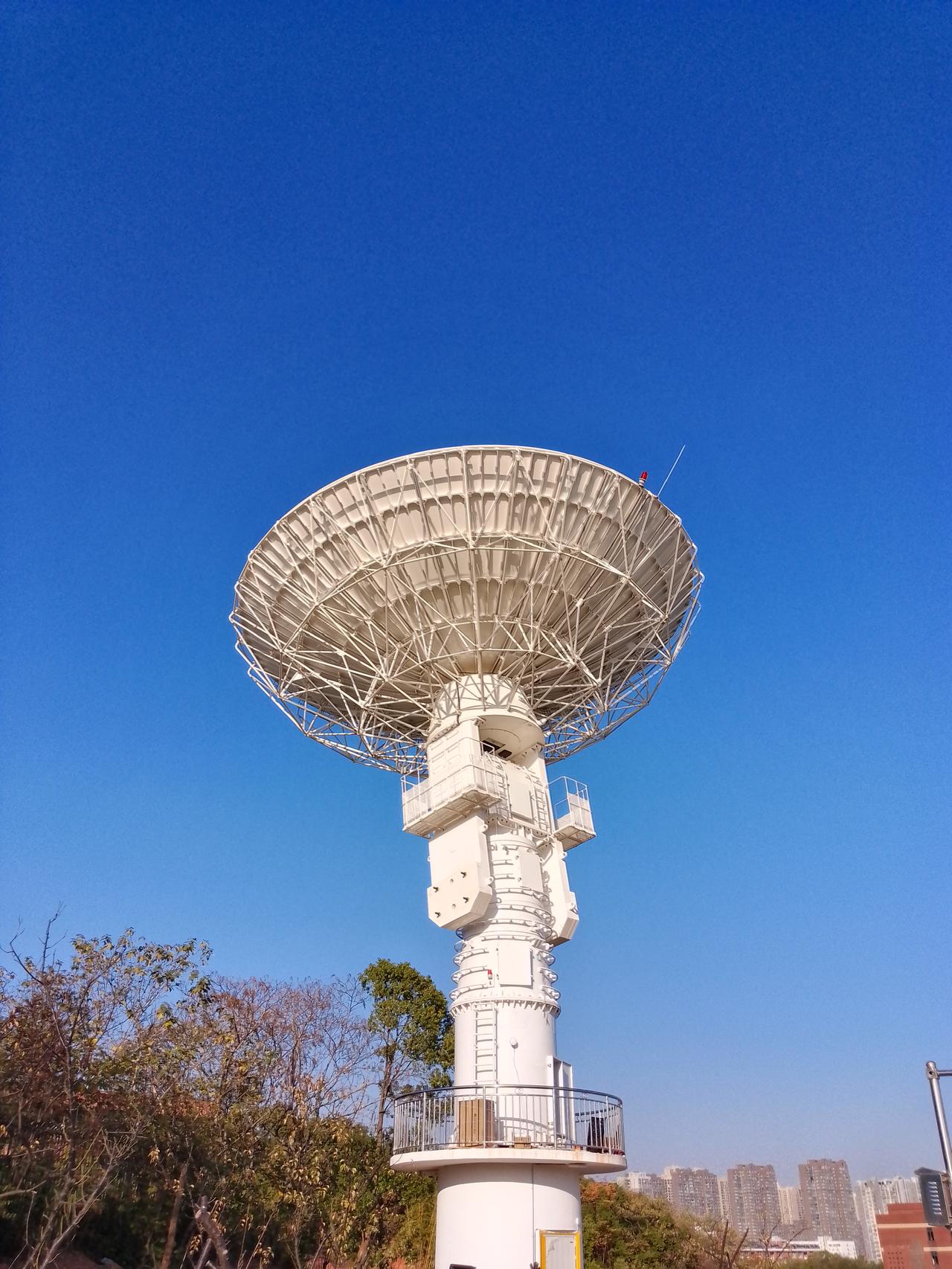 周末闲逛湖南科技大学，发现科大校园内长了个“大蘑菇”。早两年就听说科大发射了一