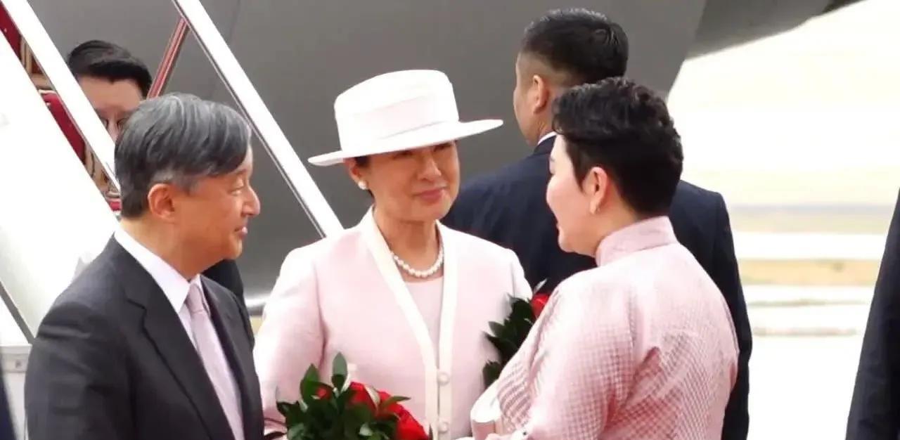 日本天皇德仁的专机抵达蒙古国，蒙古国外长巴特策策格亲自到机场接机，并且向日本天皇