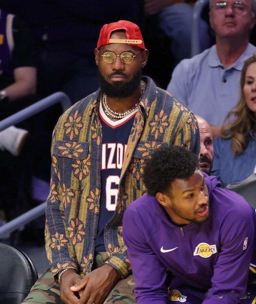 詹姆斯预计还得缺席3周，目标11月中旬回归。之前Shams就报道他右侧坐骨神经痛