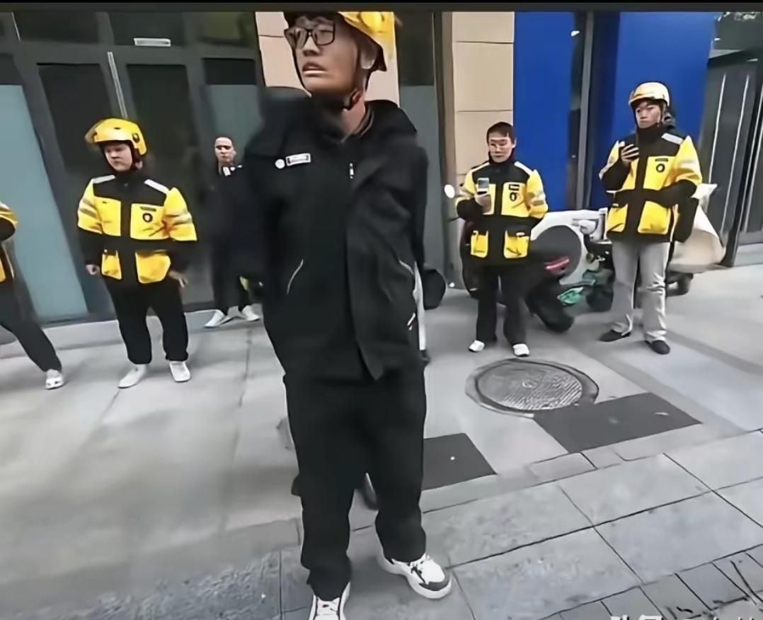 戴眼镜的外卖小哥动刀？这哪是老实人找茬，分明是被逼到悬崖边了！谁看他都不像