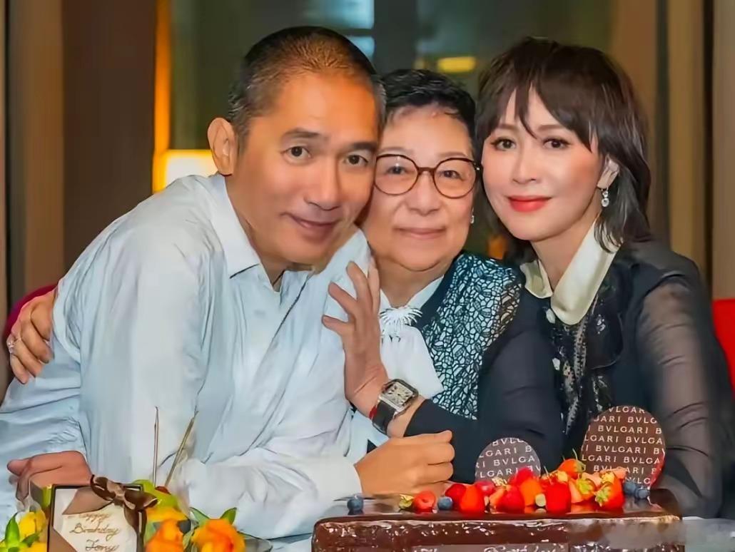 终于知道梁朝伟、刘嘉玲为什么那么多年来感情一直很稳定了。不是因为刘嘉玲对梁朝伟有多爱，而是因为刘嘉玲