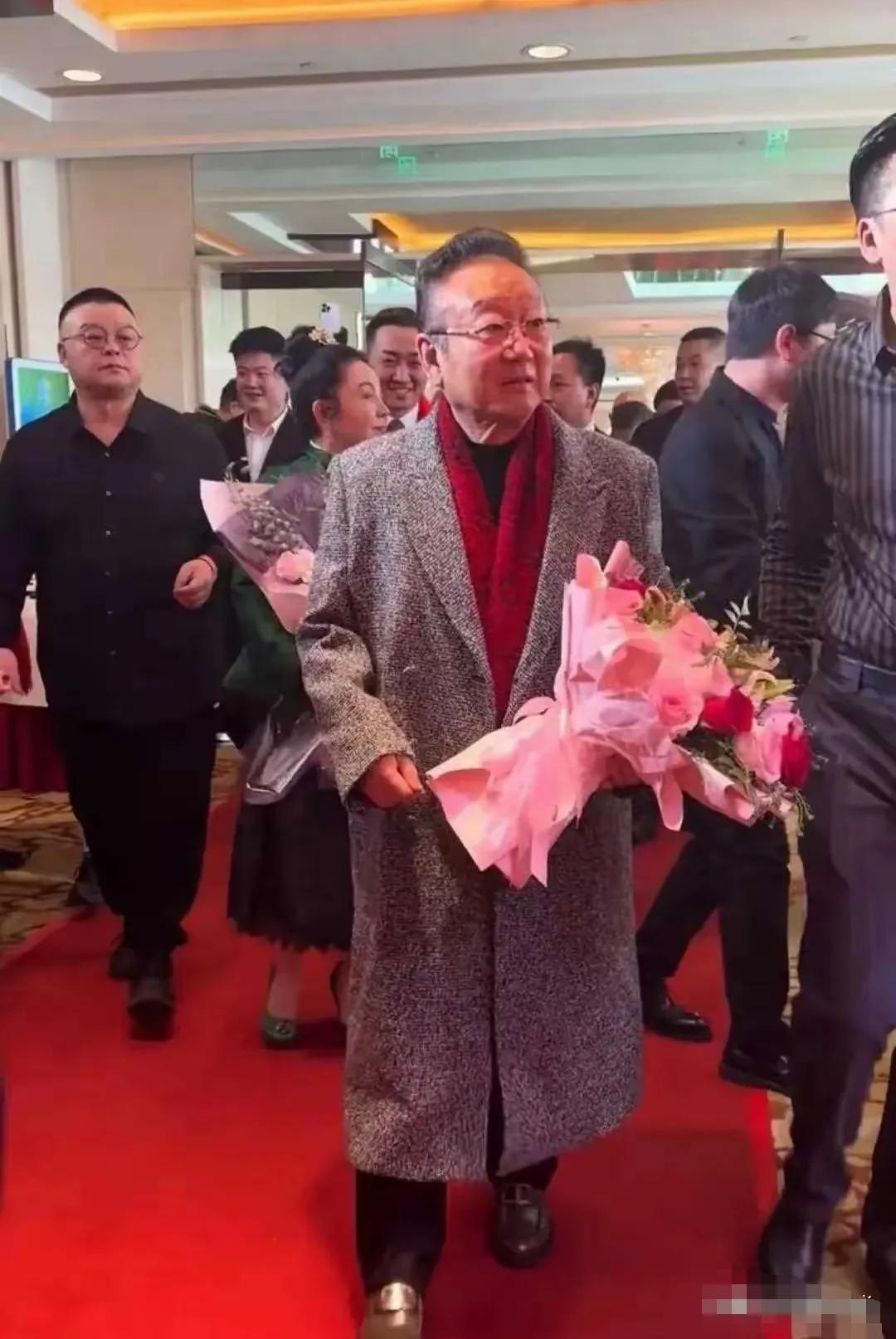 蒋大为老师虽然已经70多岁的高龄但嗓音洪亮，身姿矫健，老爷子今天真精神，手里拿着