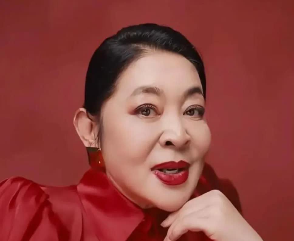 66岁的倪萍身着一袭红色衣裙拍母亲节广告，面孔馒化，嘴巴阔大，脸型变长，感觉造型