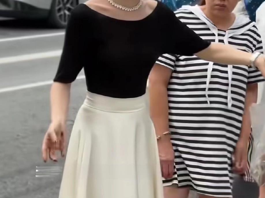 穿赫本装买菜，身旁大姐的反应，就是我的反应。说实话，我也羡慕身材好的姐妹们。我