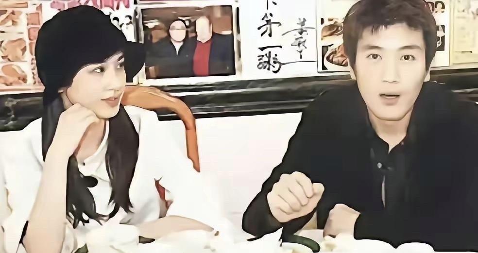 真没想到，黄圣依年轻的时候看杨子的眼神那么深情！翻到以前的照片，她满眼爱意地盯着