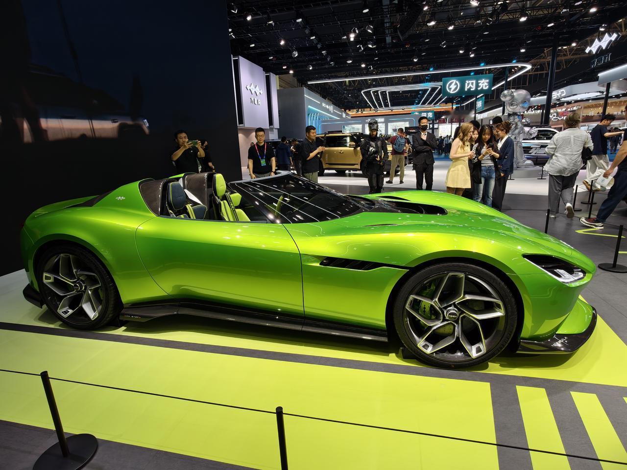 方程X超跑。如果说要评选整个北京车展最帅的车，我选择投比亚迪专馆里的它。方程