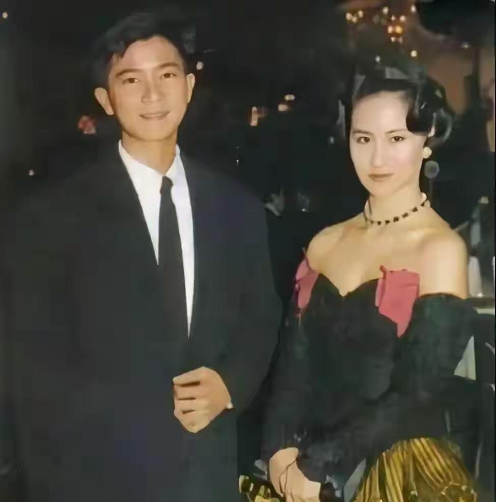 2022年，陈百强的母亲在广东离世。家人整理遗物时，一叠厚厚的汇丰银行汇款