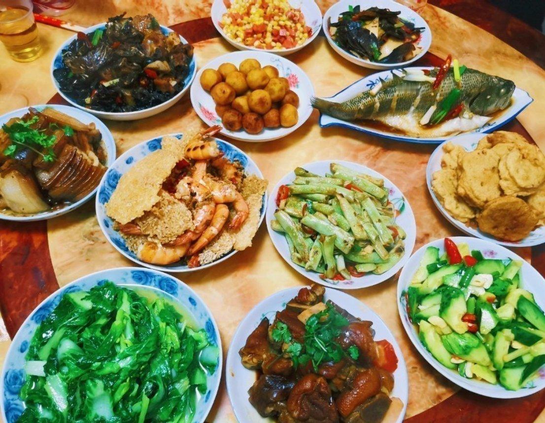 【来晒你家的年夜饭】今天新年除夕夜，快来晒出你家的年夜饭！新的一年，小美祝大家
