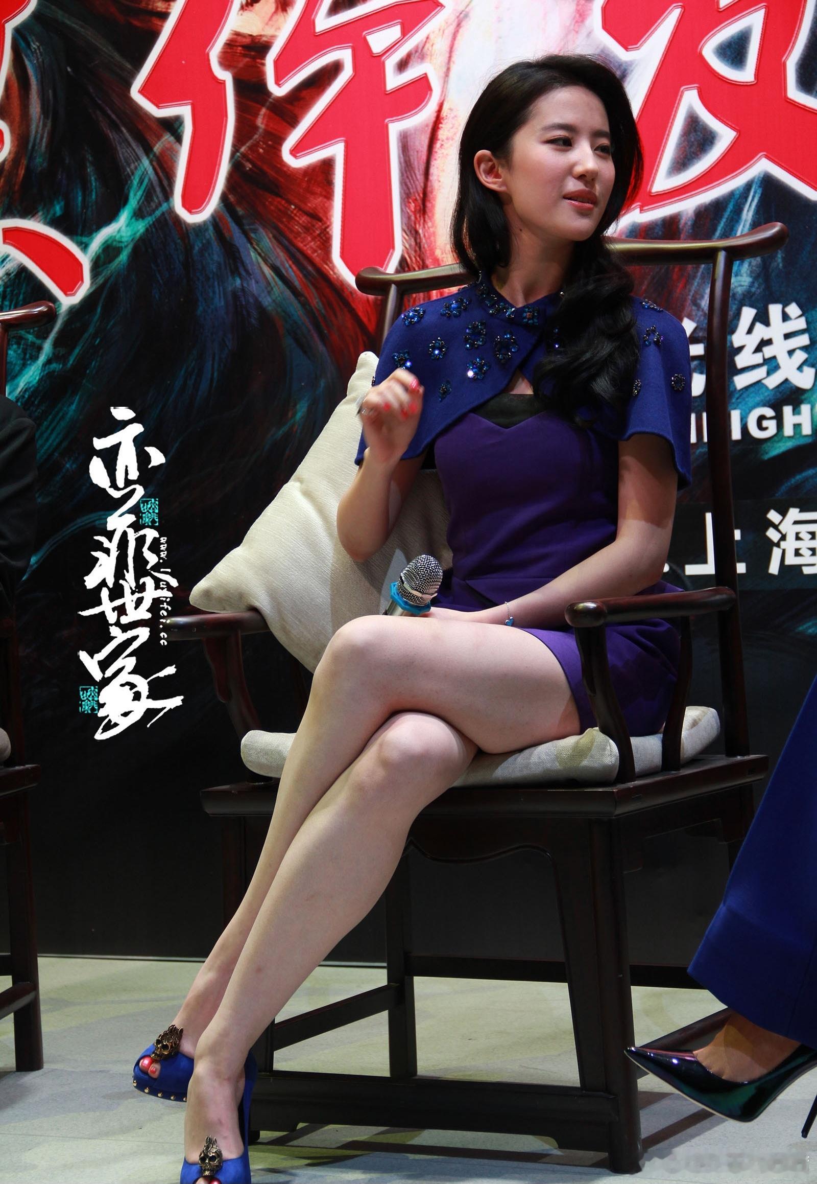 刘亦菲亮相电影宣传活动，一身深紫色修身短裙，搭配同色系宝石钉珠小披肩，色彩浓郁且