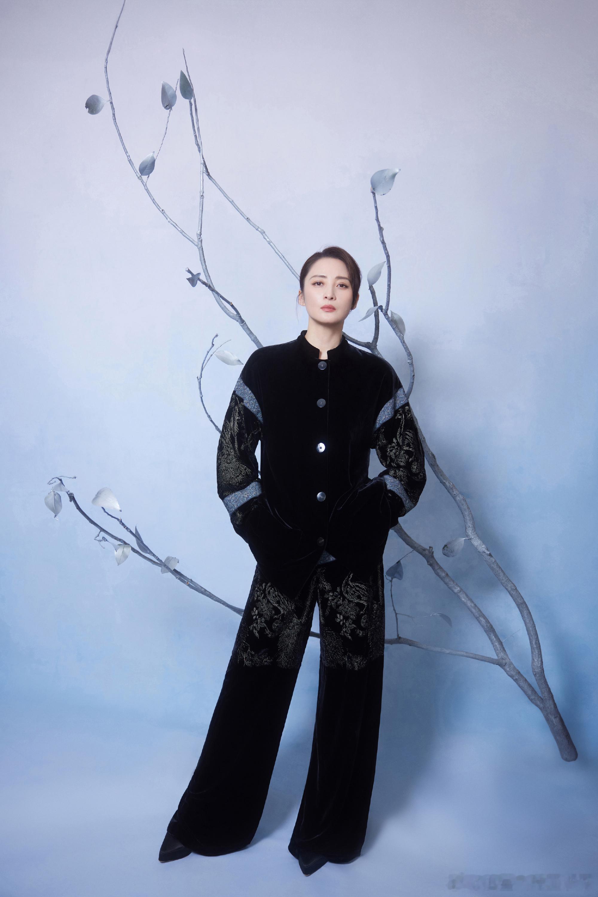 蒋勤勤状态好成这样蒋勤勤亮相BAZAARSHINE绿松石大赏！丝绒刺绣套装尽显东