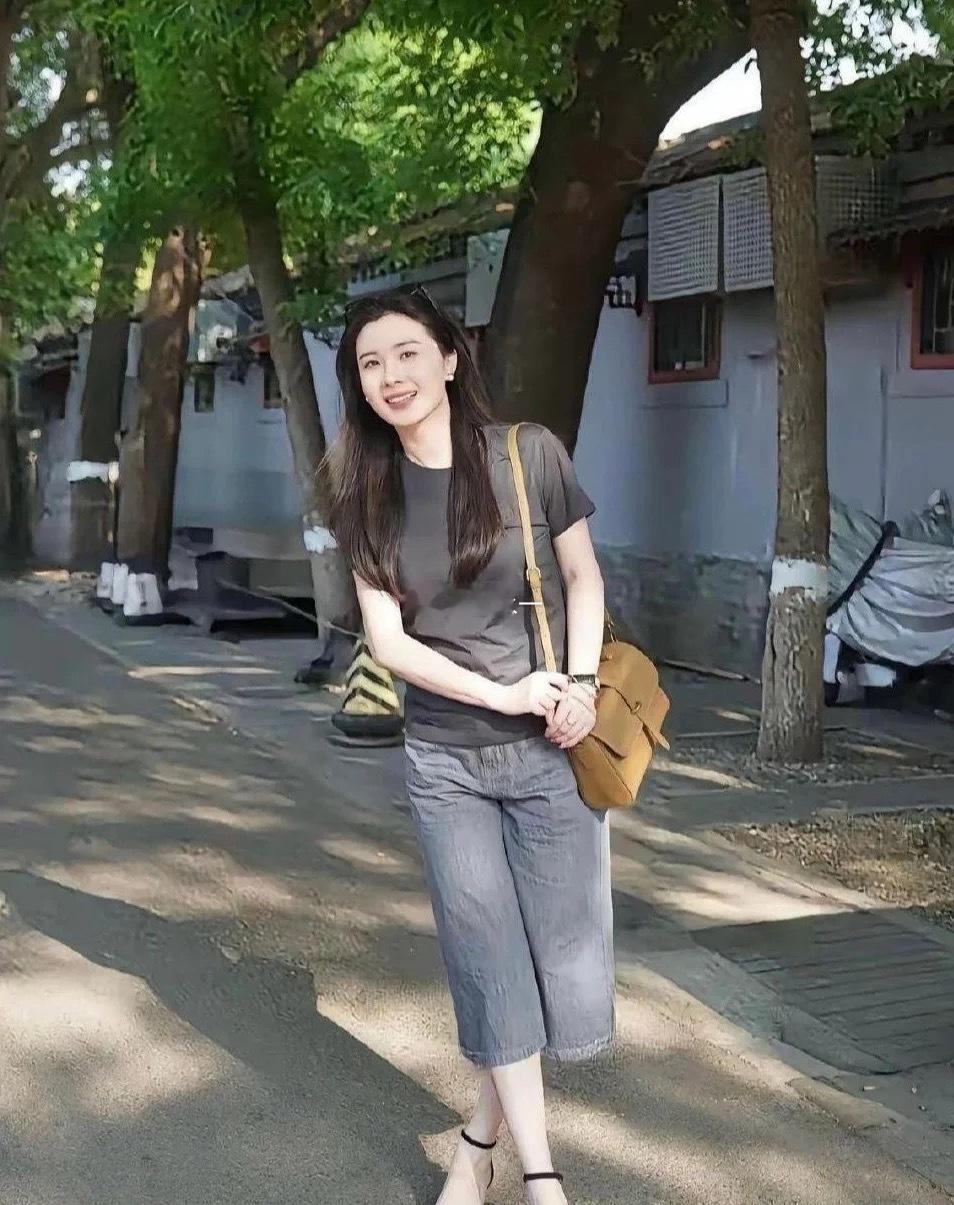 见过长得白的，你见过皮肤这么白的女生吗？还是全身皮肤都是比较白嫩的，这样肤色的应