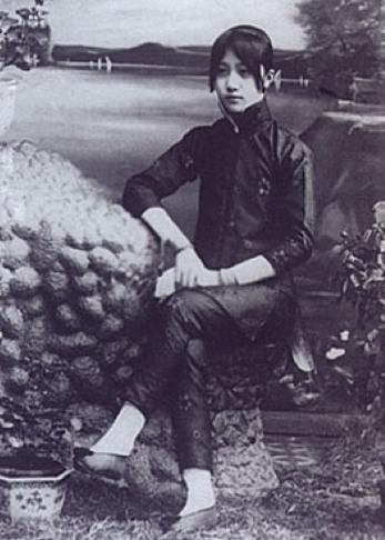 1925年，连生4女的董竹君，为圆丈夫儿子梦，冒死怀第5胎，丈夫却因她孕期爱吃辣