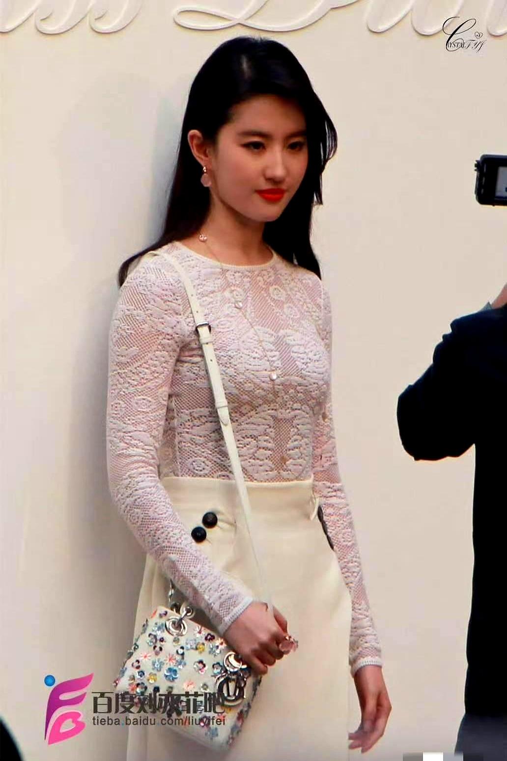 刘亦菲被骂“胳膊粗”8年，现在反倒成了审美标杆。前几年穿紧身蕾丝礼服的活动图