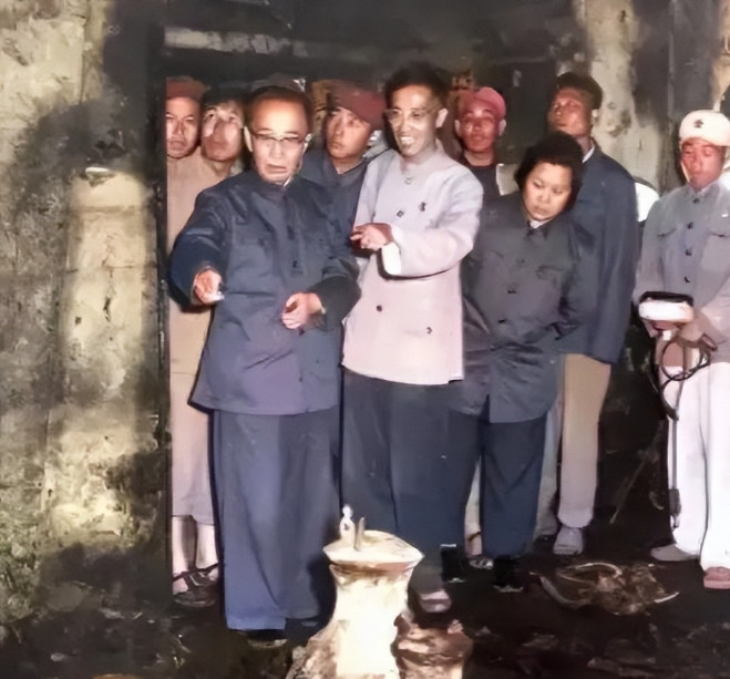 1956年，在郭沫若、吴晗的强烈要求下，国家同意了挖掘万历皇帝的陵墓，在打开棺材