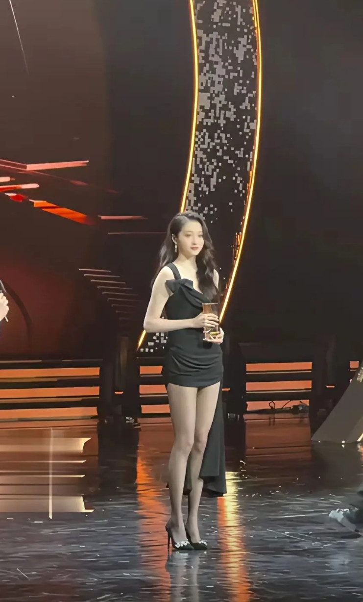 关晓彤这身材，腰以下全是腿啊！