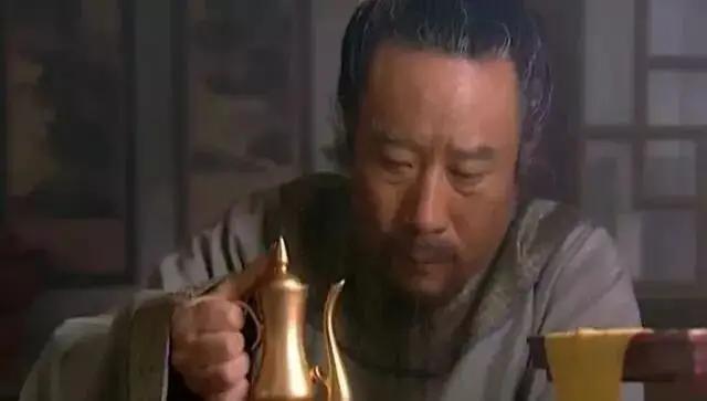 宋江躲过毒酒仍难逃三波死劫，唯独扈三娘态度令人费解宋江在楚州并未喝下那杯御